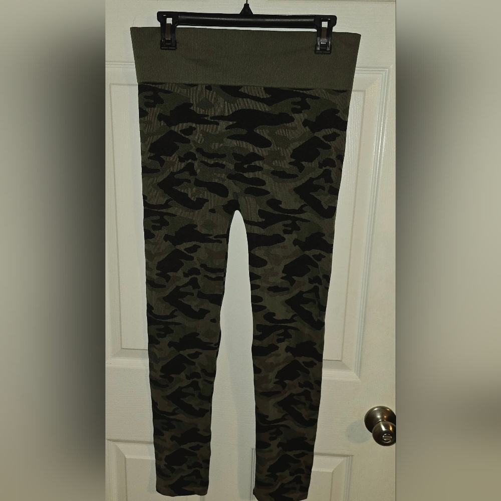 Plus Size Camo Print 2 Piece Racerback Top and Legging Set-Size 2X/3X - Picture 2 of 6
